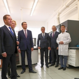 Премьер-министр РФ Дмитрий Медведев дал старт производству вакцины от Эболы для ДРК в научном центре вирусологии и технологии "Вектор" Роспотребнадзора